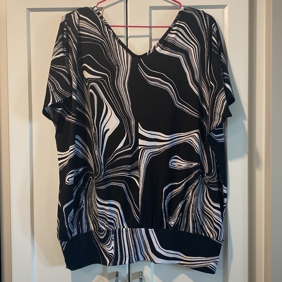 Black and White Blouse by Pretty Woman - Picture 5 of 6